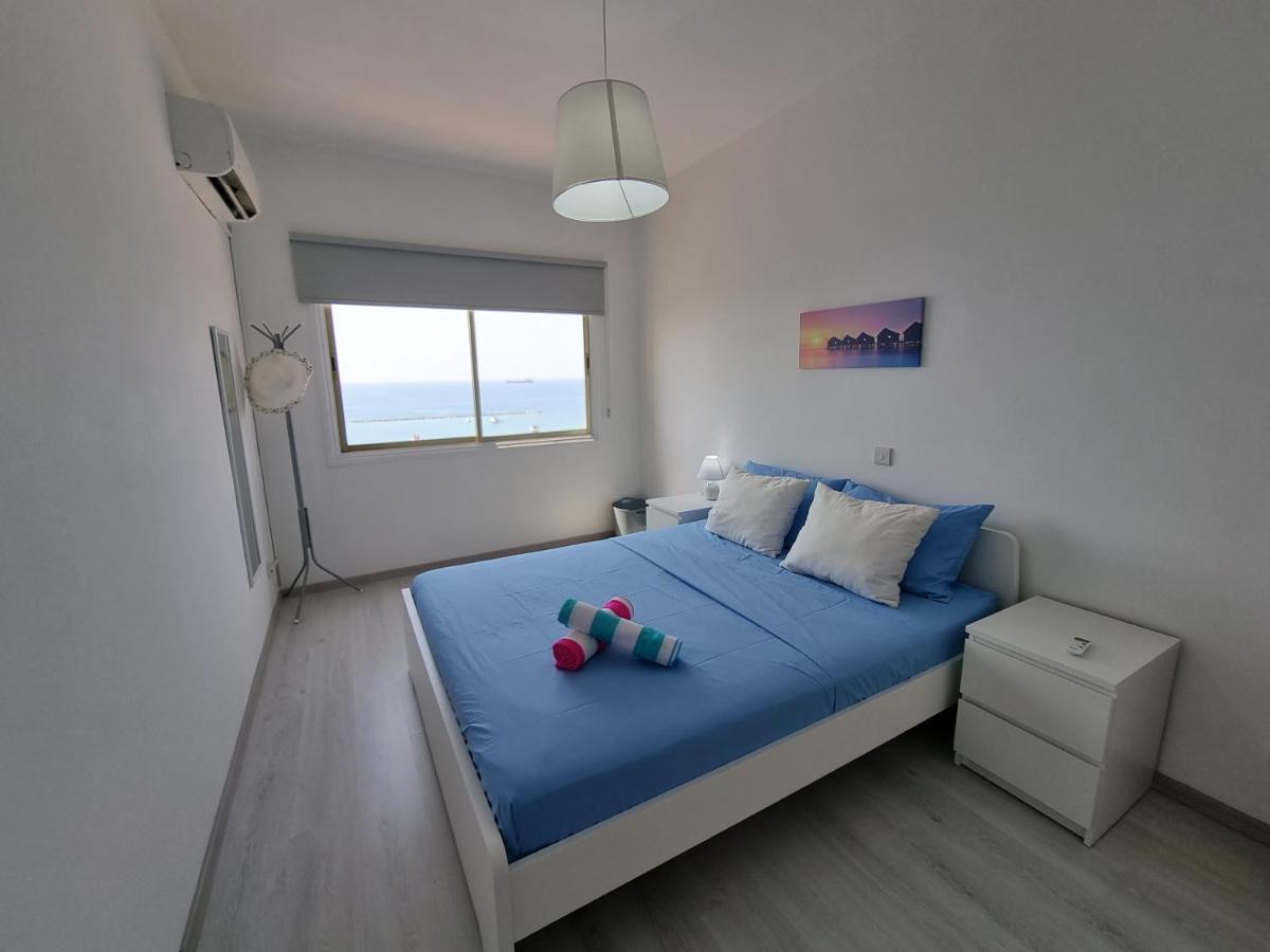 Super Modern Beachfront 1 Bedroom - Sleeps 4 Λεμεσός Εξωτερικό φωτογραφία