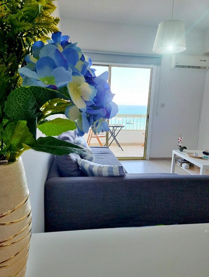 Super Modern Beachfront 1 Bedroom - Sleeps 4 Λεμεσός Εξωτερικό φωτογραφία