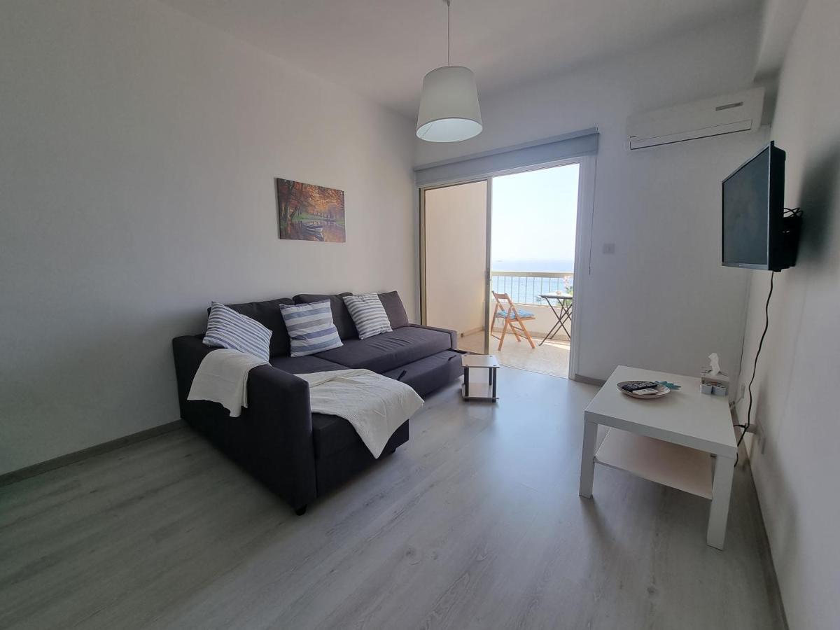 Super Modern Beachfront 1 Bedroom - Sleeps 4 Λεμεσός Εξωτερικό φωτογραφία